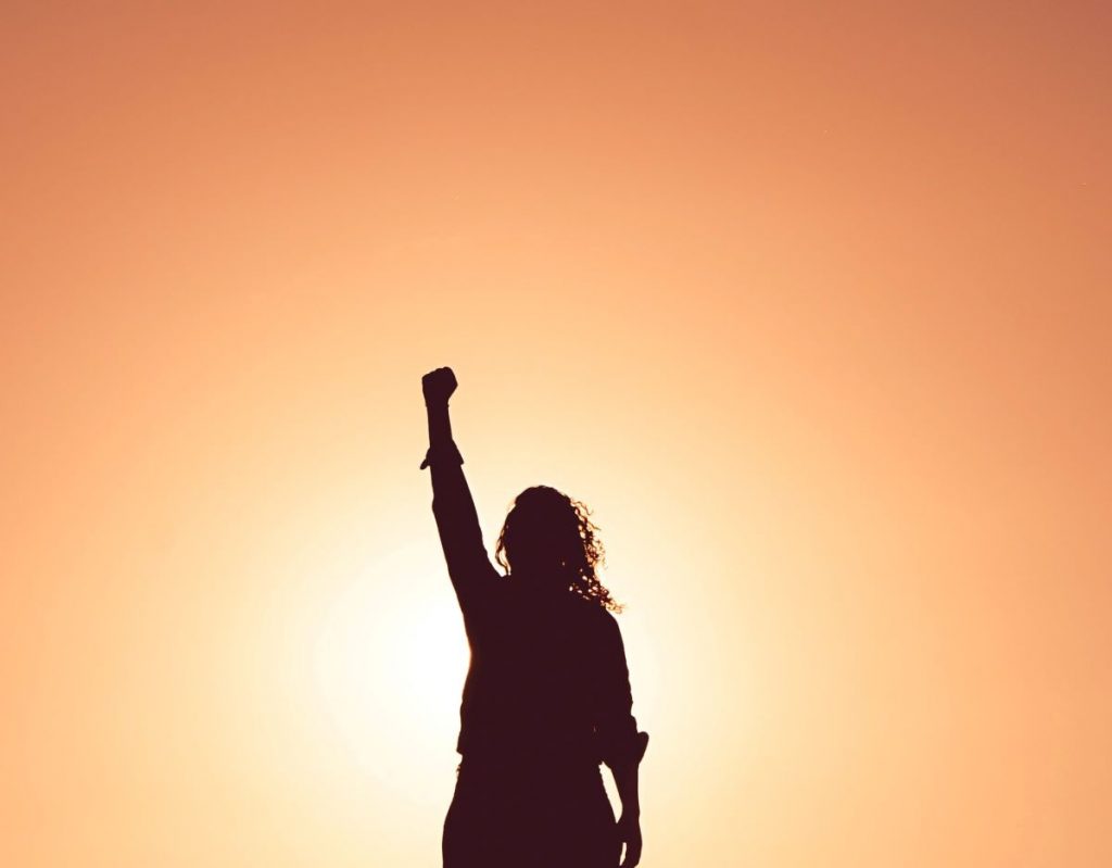 Femme déterminée poing en l'air