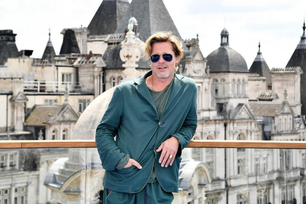 brad pitt sur un balcon