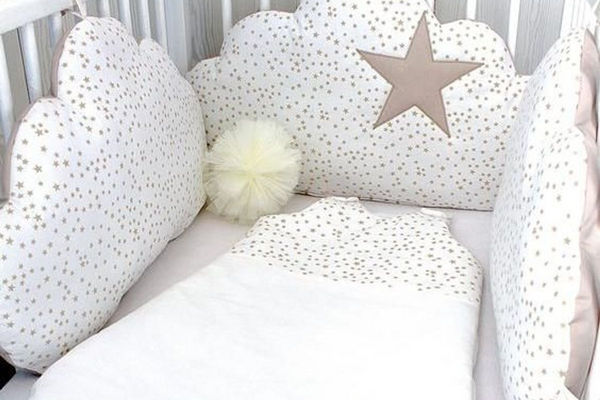 tour de lit pour bébé en forme de nuages