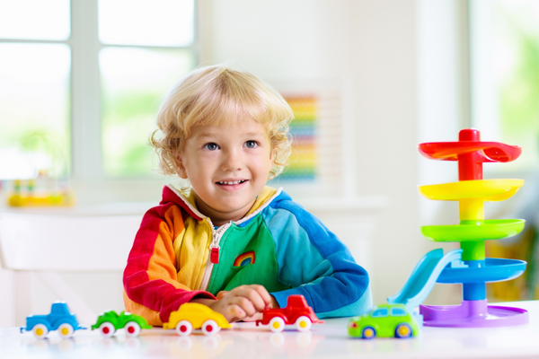 enfant blond qui joue