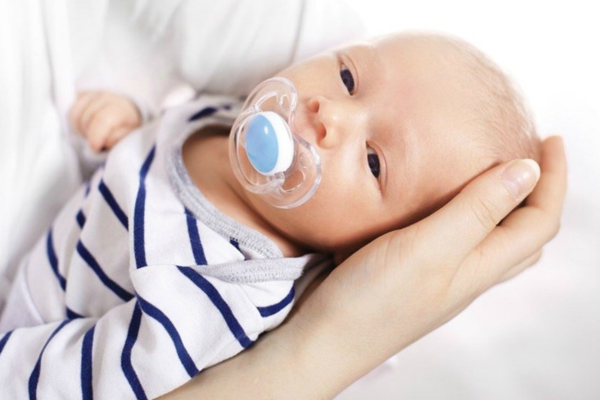 nourrisson avec une tétine