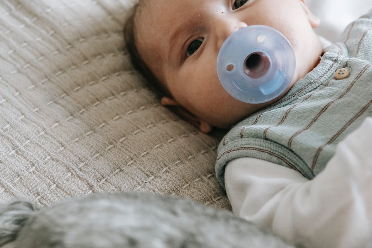 comment attacher tétine