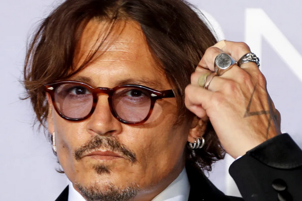 visage de johnny depp avec des lunettes