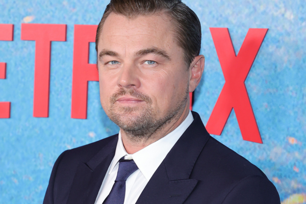 leonardo di caprio en costume cravate