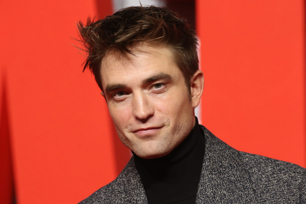 robert pattinson en manteau gris