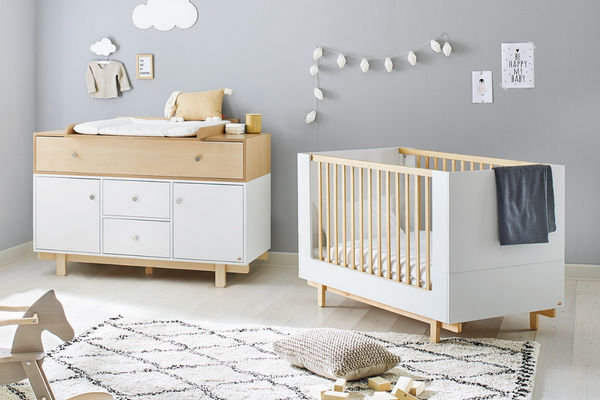 chambre pour bébé avec meubles blancs et bois