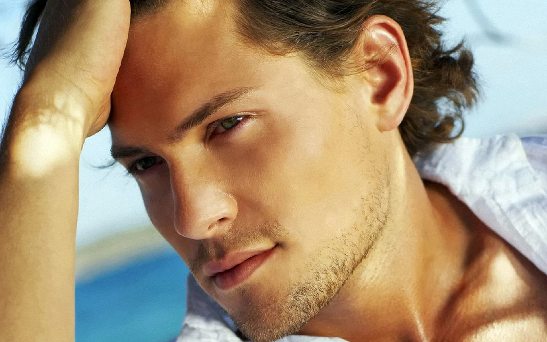 bel homme avec un regard charmeur