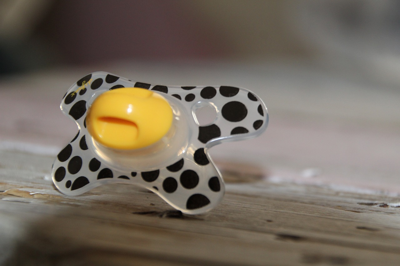 comment attacher tétine